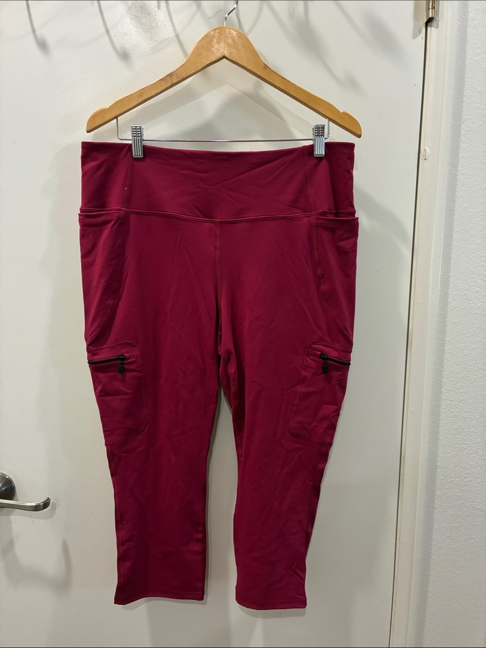 Women’s Berry Capri Performance Leggings with Zip Pockets